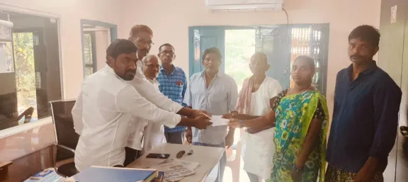 బాధిత కుటుంబానికి రెండు లక్షలు సాయం