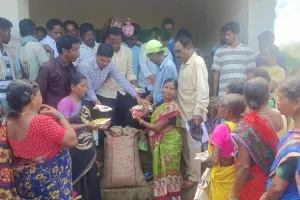 తుఫాన్ బాధిత కుటుంబాలకు నిత్యావసర సరుకుల పంపిణీ:తహసీల్దార్ హెచ్.అన్నాజీ రావు