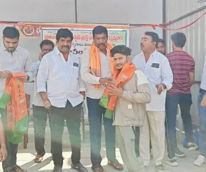 బంజారా కాలనీ యువతకు పార్టీ కండువా వేసి బీజేపీలోకి ఆహ్వానించిన కార్పొరేటర్