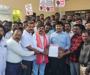 జీవో 252 ను వ్యతిరేకిస్తూ రంగారెడ్డి జిల్లా కలెక్టరేట్ ముందు జర్నలిస్టుల ధర్నా