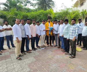 ఎమ్మెల్యేను మర్యాదపూర్వకంగా కలిసిన సర్పంచ్